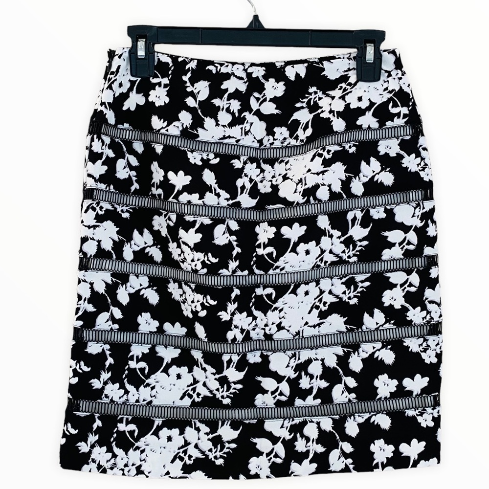WHBM NWT Black & White Floral Ladder Embroidered Skirt Size 00